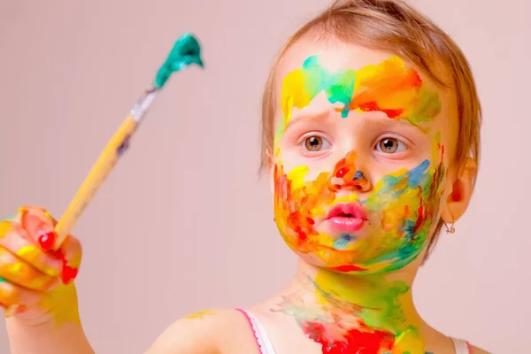 Little Cute Girl Dziećmi Kolorowy Makijaż Malowane Ręce Malowanie Pędzlem — Zdjęcie stockowe