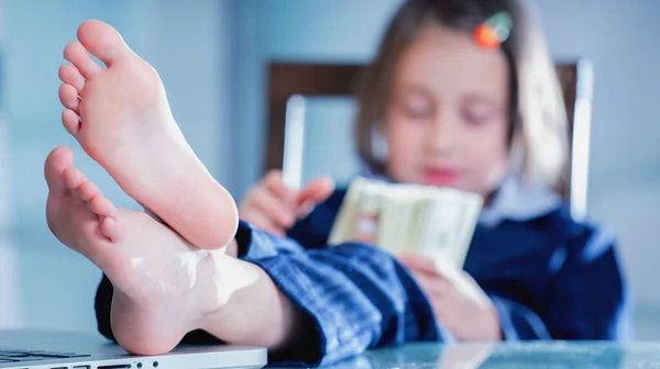 Young Business Girl Money Bare Foots Table Office Dreams Summer — Foto Stock