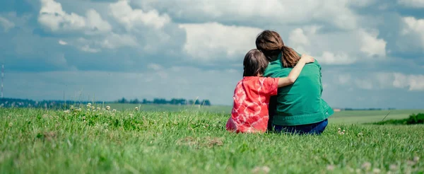 Yeşil Alanda Birbirine Sarılan Iki Genç Kız Kardeşin Arka Plan — Stok fotoğraf