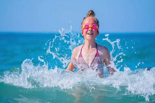 Portrait Happy Child Girl Breaking Wave Travel Healthy Lifestyle Swimming — Foto Stock