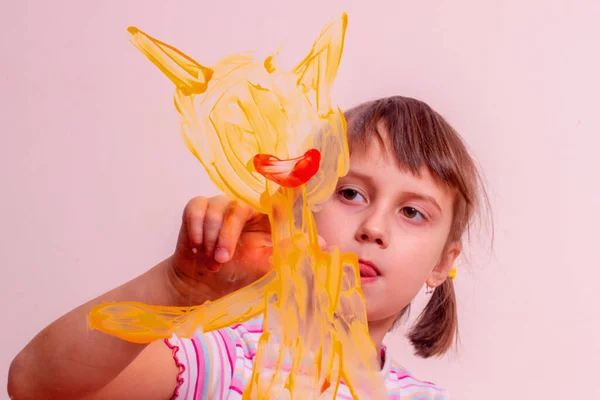 Hermosa Joven Pintura Con Los Dedos Gato Cristal Rojo Imagen — Foto de Stock