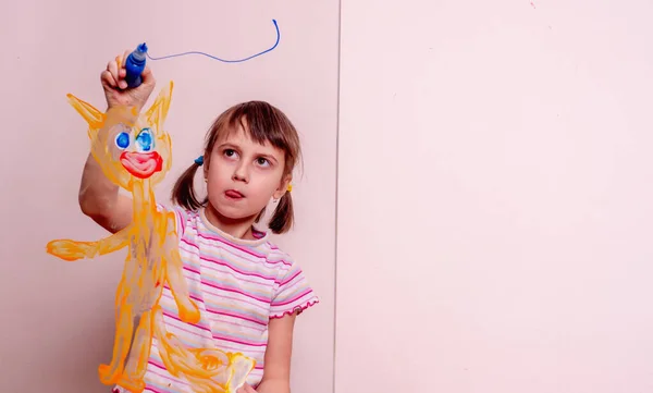 Menina Bonita Pintura Com Dedos Vidro Gato Vermelho Céu Azul — Fotografia de Stock