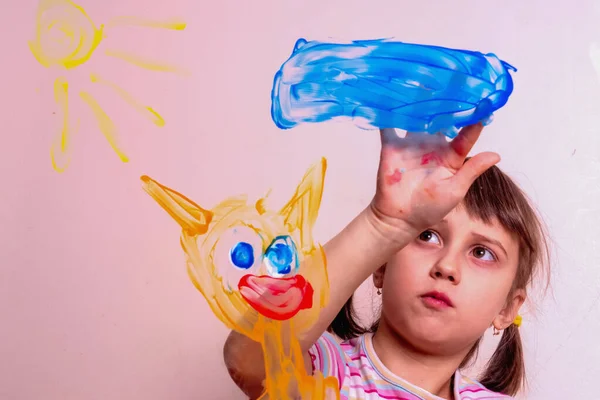 Retrato Engraçado Bela Pintura Jovem Com Dedos Gato Vermelho Vidro — Fotografia de Stock