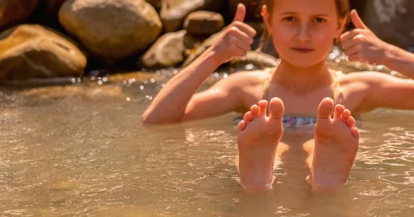 Portrait Young Beautiful Child Girl Enjoy Water Wild Lake Showing — Stockfoto