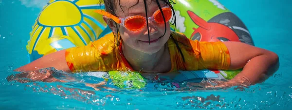 Cute Young Girl Swimming Pool Summer Holiday Adventure Happy Childhood — Foto de Stock