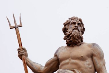 Güçlü deniz, okyanus ve su tanrısı Neptün 'ü (Poseidon, Triton) sembol gücü, güç ve sınırsızlık olarak mızrakla kapatın. Antik bir heykelin parçası..