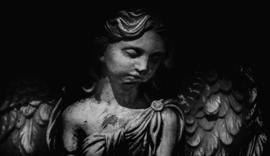 - Ölüm. Acı, korku ve hayatın sonu simgesi olarak kara arka plana karşı üzgün bir melek. Yatay resim.