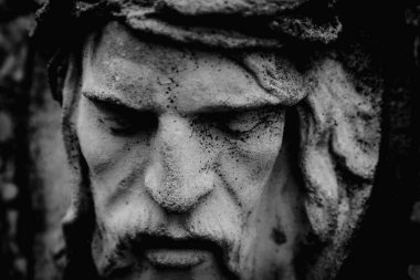 Dikenli bir taç içinde İsa 'nın antik taş heykelinin parçasını kapat.