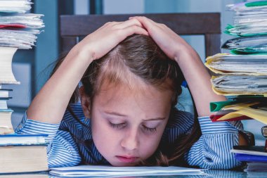 İş kavramında tükenme ve başarısızlık. Yorgun ve bitkin bir iş kızı. Cariere perspektifi olmayan bir sürü belgeyle fazla mesai yapıyor.. 