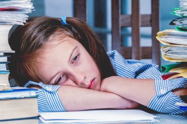 İş kavramında tükenme ve başarısızlık. Yorgun ve yorgun genç iş kızı ofiste fazla mesai yapıyor. Cariere perspektifi ve ek ödemeler olmadan büyük miktarda belge ile.. 