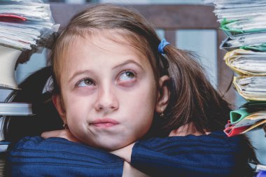 Sinirli ve şüpheci genç iş kızının kavramsal imajı Cariere perspektifi ve ek ödemeler olmadan ofiste fazla mesai yapıyor.. 