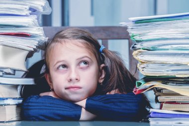 Ofis işlerimden nefret ediyorum. Çok yorgun ve yorgun genç bayan çalışanın kavramsal portresi Cariere perspektifi ve ek ödemeler olmadan ofiste fazla mesai yapıyor.