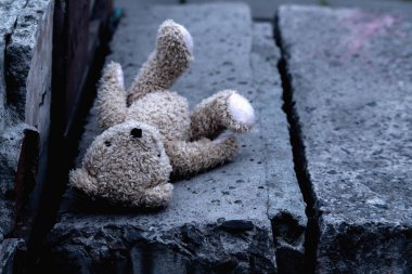 Kavramsal imaj: Rusya 'nın Ukrayna' ya karşı savaşı, Rusya 'nın saldırı ve savaşı sonucu çocukların hayatlarını, çocukluğunu ve geleceğini kaybetti. Boşluğu kopyala.