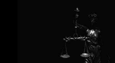 Doğruluk terazili Bayan Adalet 'in silueti. Adalet, hukuk ve hukuk sisteminin kavramsal imajı. Boşluğu kopyala.