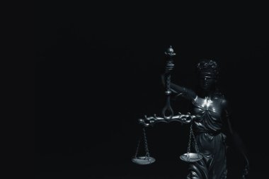 Adaletin silueti ve gerçeğin terazisi. Adalet, hukuk ve hukuk sisteminin kavramsal imajı. Metin için alanı kopyala.