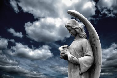 Koruyucu meleğin eski bir heykeli. Yatay görüntü. Boşluğu kopyala.