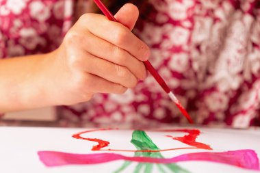 Masada resim yapan güzel bir genç kızın portresi. Elimizdeki seçici odaklanma. Yatay resim.