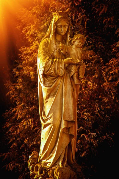 圣母玛利亚与耶稣基督的古老雕像 上帝的概念 垂直图像 — 图库照片