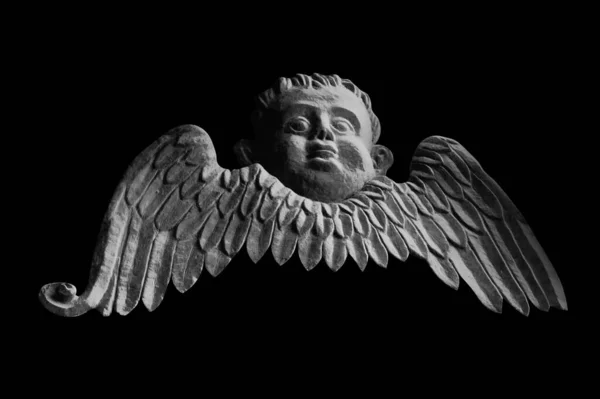 Chiudi Angioletto Sullo Sfondo Nero Antica Statua Pietra — Foto Stock