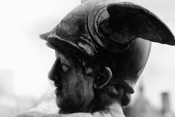 古老的商业神像 商人和旅行者赫尔墨斯 脚上有翅膀 头戴头盔 黑白图像 — 图库照片