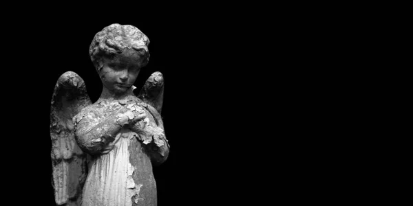 Angelo Una Statua Molto Antica Sfondo Nero Copia Spazio — Foto Stock