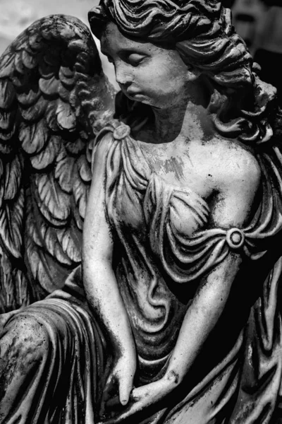 死亡概念 美丽的天使是痛苦 恐惧和生命终结的象征 黑色和白色的图像 垂直图像 — 图库照片