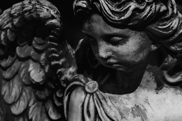 恐怖と人生の終わりの象徴として悲しい美しい天使 白黒の画像 — ストック写真