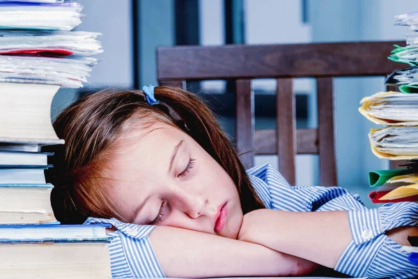 Υπναρά Κουρασμένα Και Εξαντλημένα Κορίτσι Των Επιχειρήσεων Εργάζονται Υπερωρίες Μόνο — Φωτογραφία Αρχείου