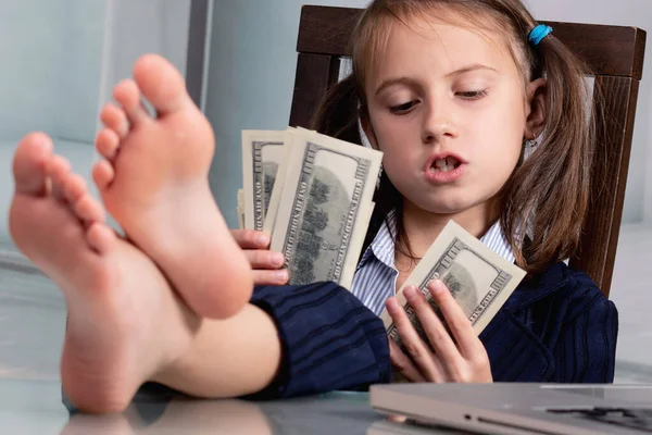 Zamknij Humorystyczny Portret Szczęśliwy Cute Młoda Dziewczyna Biznesu Liczy Dolar — Zdjęcie stockowe