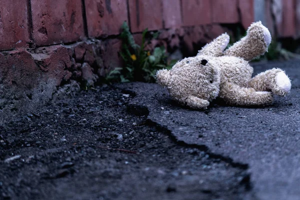 Іграшка Плюшевого Ведмедя Лежить Вулиці Брудній Дорозі Символ Дитячої Самотності — стокове фото