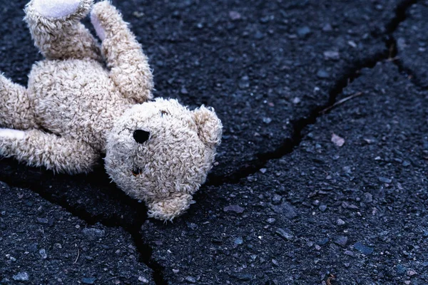 Концептуальна Фотографія Іграшка Ведмедя Тедді Забута Вулиці Символ Дитячої Самотності — стокове фото