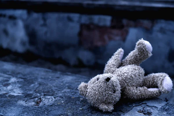 Brinquedo Urso Pelúcia Sujo Fica Livre Estrada Como Símbolo Solidão — Fotografia de Stock