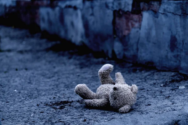 Dirty Teddybeer Speelgoed Ligt Buiten Weg Als Symbool Van Eenzaamheid — Stockfoto