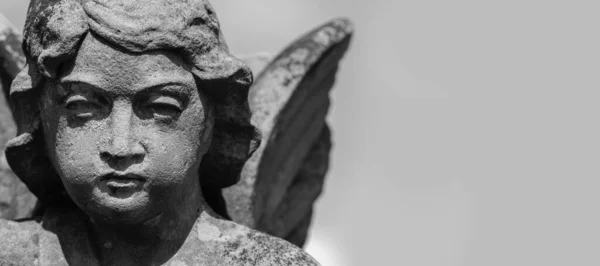 Estátua Pedra Muito Antiga Anjo Uma Estátua Antiga Espaço Cópia — Fotografia de Stock