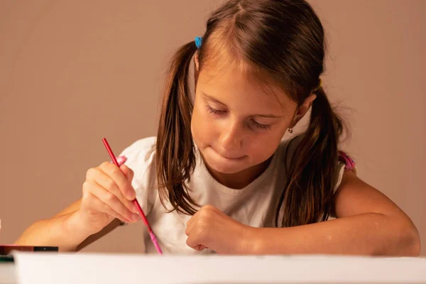 Молодая Красивая Концентрированная Девушка Рисует Картину Бумаге Горизонтальное Изображение — стоковое фото