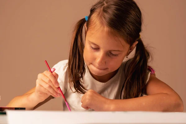 Jovem Bela Menina Concentrada Pintura Quadro Papel Imagem Horizontal — Fotografia de Stock