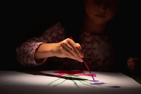 Glückliches Junges Mädchen Kunstatelier Malerei Bild Selektiver Fokus Auf Kinderaugen — Stockfoto