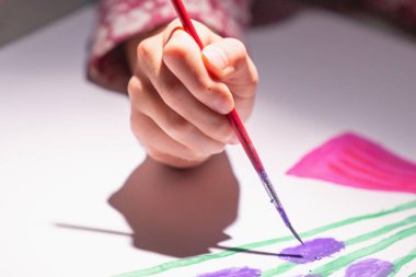    Evinde resim yapan genç bir kızın resmi yok. Eldeki seçici odaklanma.