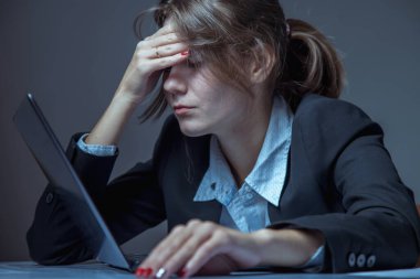 Hayal kırıklığı, depresyon ve kariyer gelişimi kavramı eksikliği. Güzel, kafası karışmış ve hayal kırıklığına uğramış iş kadını ofiste yalnız çalışıyor..
