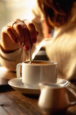 Kahve içen güzel bir kız. Bir bardak içeceği olan kadın. Dikey resim.