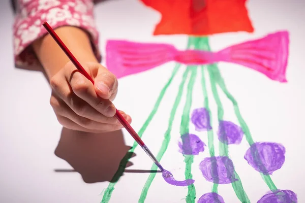 Рука Ребенка Кистью Цветным Рисунком Выборочный Фокус Руке — стоковое фото