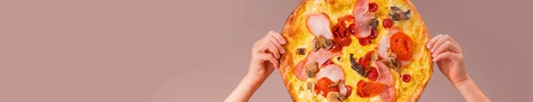 Ora Mangiare Ragazza Con Pizza Cibo Concetto Divertimento Immagine Orizzontale — Foto Stock