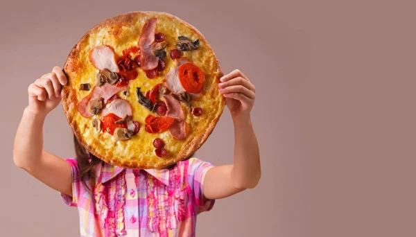 Junges Schönes Mädchen Mit Pizza Essen Und Genuss — Stockfoto