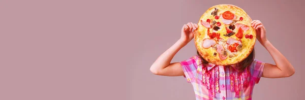 Pizzaessen Lustiges Bild Von Schönen Kind Mädchen Hält Pizza Kopierraum — Stockfoto