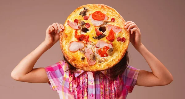Забавный Образ Красивой Девочки Пиццей — стоковое фото