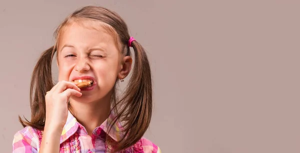 Pizza Infantil Retrato Engraçado Jovem Menina Bonita Morde Fatia Pizza — Fotografia de Stock