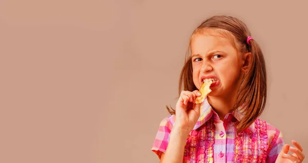 Kinderpizza Grappig Portret Van Jonge Mooie Meisje Bijt Plakje Pizza — Stockfoto