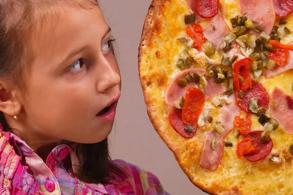 Pizza Den Bästa Maten Ung Vacker Flicka Med Pizza — Stockfoto