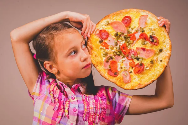 Konzept Von Fast Food Pizzeria Junges Fröhliches Mädchen Das Spaß — Stockfoto