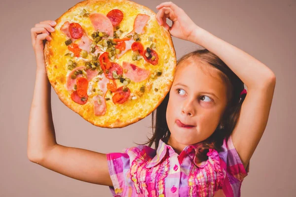 Konzept Von Fast Food Pizzeria Ein Hübsches Junges Mädchen Hält — Stockfoto